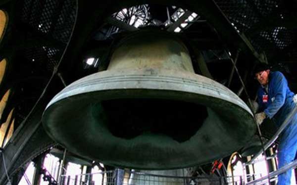 Theo tờ The Mirror, khởi đầu của lễ khai mạc sẽ là tiếng kêu của chiếc chuông hòa âm lớn nhất thế giới, nặng 27 tấn và đã được đúc tại xưởng đúc Whitechapel, nơi mà đồng hồ Big Ben ra đời.